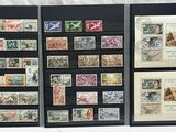 de nombreux timbres exposés au mur