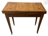 une table en bois sur laquelle est posé un échiquier