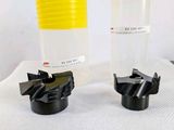 deux gobelets en plastique et un gobelet en plastique avec un couvercle jaune