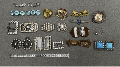 beaucoup de bijoux posés à même le sol