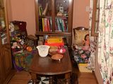 une petite salle à manger avec une table et des chaises