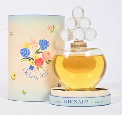 une image représentant un flacon de parfum posé à côté d'un bidon