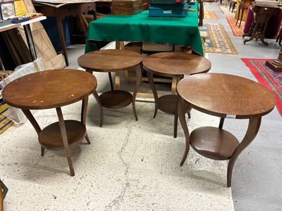 Suite de 4 sellettes avec tablette d'entrejambe.