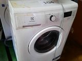 une machine à laver et un sèche-linge installés dans une pièce