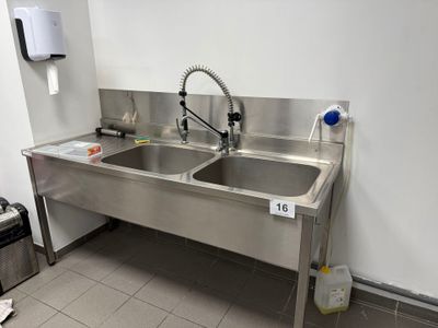 Lot comprenant : - Plonge en inox A 2 bacs et égouttoir Avec… - Photo 1