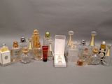 beaucoup de flacons de parfum posés sur une table