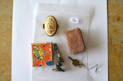 une assiette blanche posée sur une table, sur laquelle se trouvent divers objets