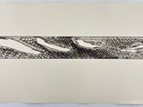 un dessin en noir et blanc représentant un serpent sur une feuille de papier
