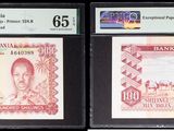 Trois types de monnaies différents sont exposés dans une vitrine