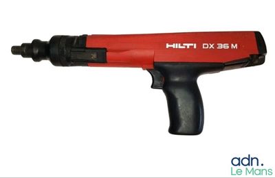 un gros plan d'un pistolet à air comprimé rouge et noir sur fond blanc