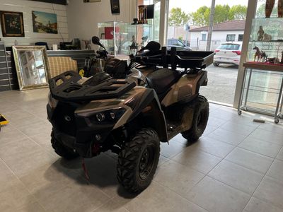 un quad noir et beige garé dans un showroom