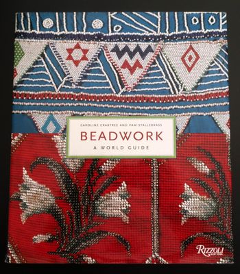 la couverture d'un livre sur le perlage, avec un motif rouge et bleu