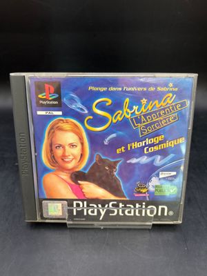 La PlayStation de Sony, version Game Boy, est représentée avec une femme tenant un chat noir