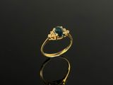 une image d'une bague en or avec une pierre en topaze bleue