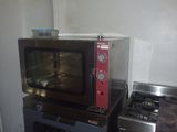 un micro-ondes posé sur une cuisinière dans une cuisine