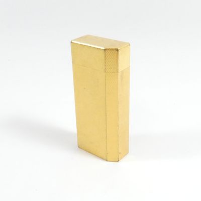 briquet doré posé sur une surface blanche, avec un fond blanc