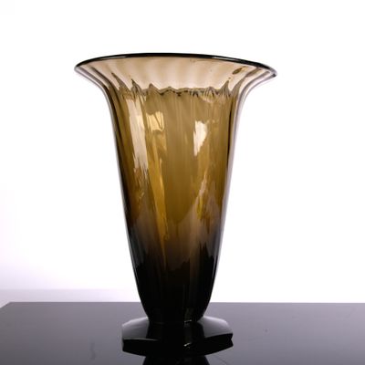 un vase en verre posé sur une table noire
