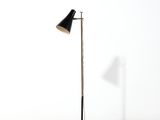 un lampadaire noir et blanc muni d'un abat-jour noir