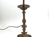 paire de bougeoirs anciens en laiton avec des socles tournés