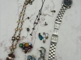 de nombreux colliers et montres posés sur une table