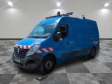 une photo d'une camionnette bleue garée dans une grande pièce
