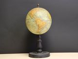 un petit globe posé sur une table
