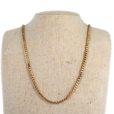 un collier à chaîne en or sur un mannequin mannequin mannequin mannequin mannequin mannequin mannequin mannequin mannequin mannequin