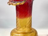 deux vases posés sur une surface blanche