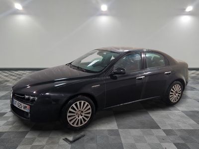 la photo d'une voiture noire garée dans un garage