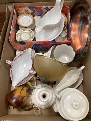 une boîte remplie de plats et de bols de toutes sortes