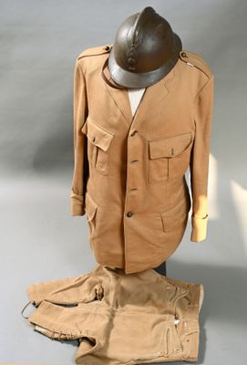 FRANCE. Veste et pantalon en velours cotelé kaki clair bouto…
