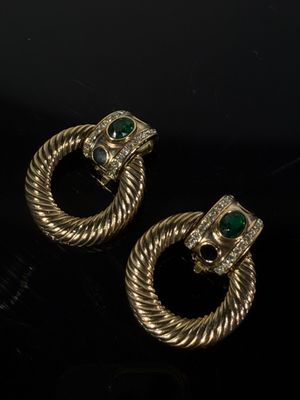 Paire de clips d'oreilles en forme de créoles comprenant une…