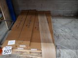 Plusieurs caisses en bois sont empilées sur une palette dans un entrepôt