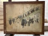 une photo montrant un groupe de personnes descendant les escaliers
