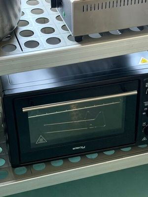 un micro-ondes posé sur une étagère dans une cuisine