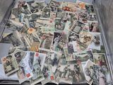 une valise remplie de vieilles photos et de cartes postales