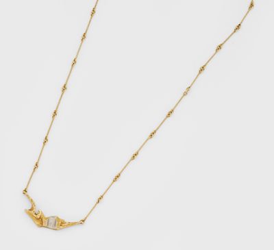 un collier plaqué or avec un pendentif en forme d'oiseau et une chaîne en perles