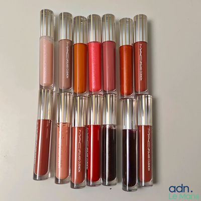 Les gloss sont alignés en rang sur la table.