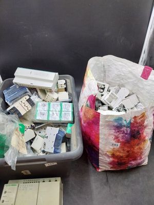 deux sacs contenant du matériel électronique posés par terre