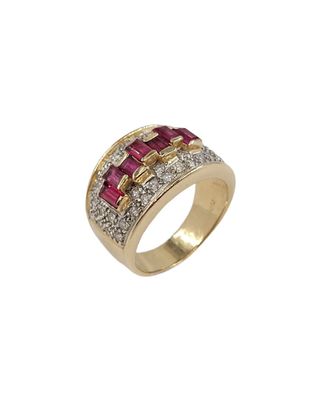 une bague en or jaune sertie d'un rubis et de diamants
