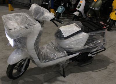 un scooter emballé dans du plastique et rangé dans un garage