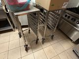 un chariot sur lequel est posée une boîte, dans une cuisine