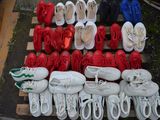 de nombreuses paires de chaussures empilées sur une palette