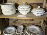 de nombreuses assiettes et bols posés sur une étagère dans une pièce
