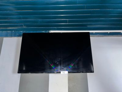 un téléviseur à écran plat fixé au mur d'une pièce
