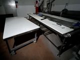 une longue table sur laquelle sont posés des outils, dans une pièce