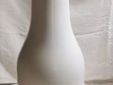 un vase blanc posé sur une table