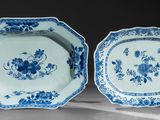 une paire d'assiettes bleues et blanches ornées de fleurs, posées sur une table