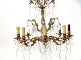un lustre auquel sont suspendus de nombreux cristaux