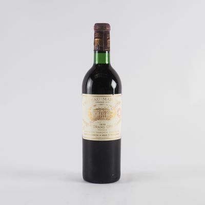 une bouteille de vin posée sur une table blanche